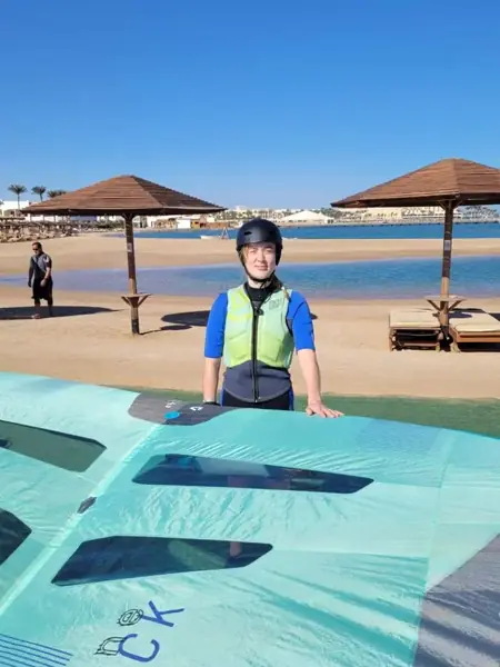Guest with a teal wing on the beach